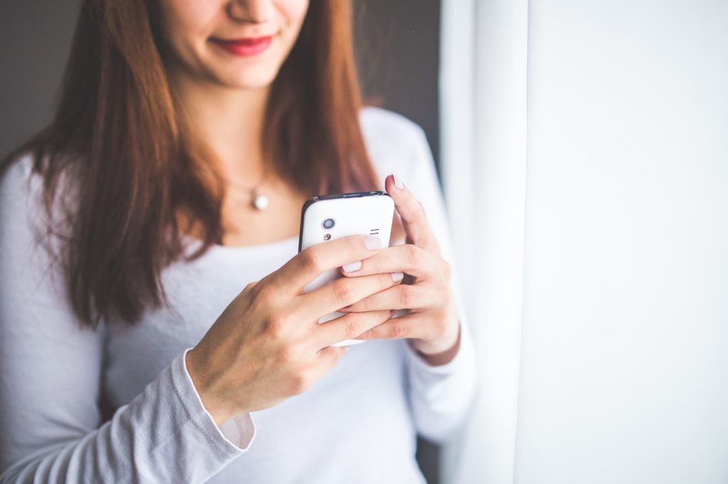 スマホを持つ女性