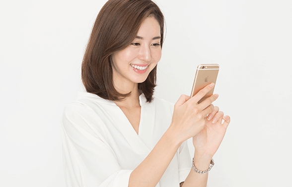 スマホを見る女性