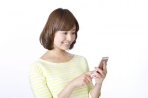 スマホを見る女性